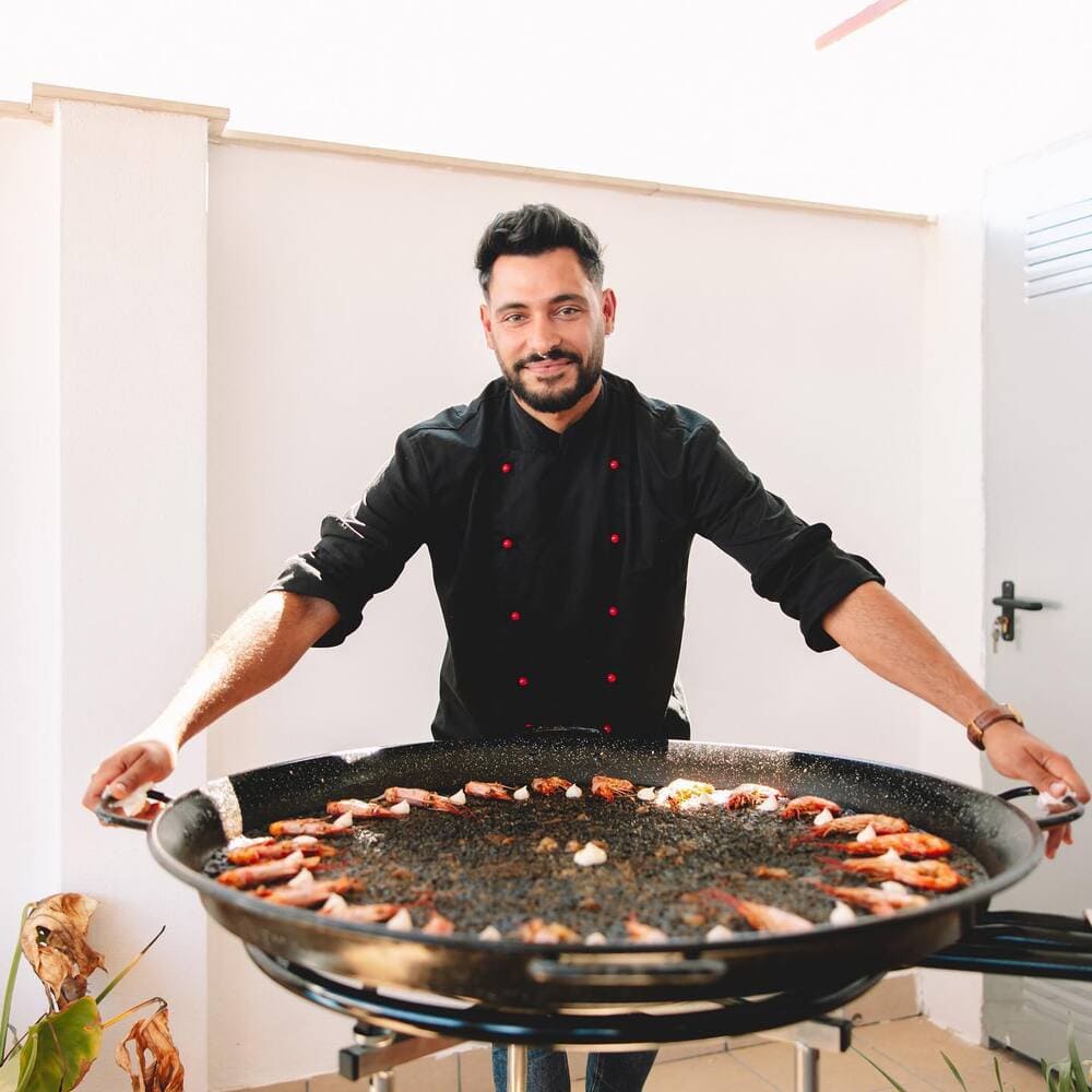 La Niña Valenciana Chef con paella